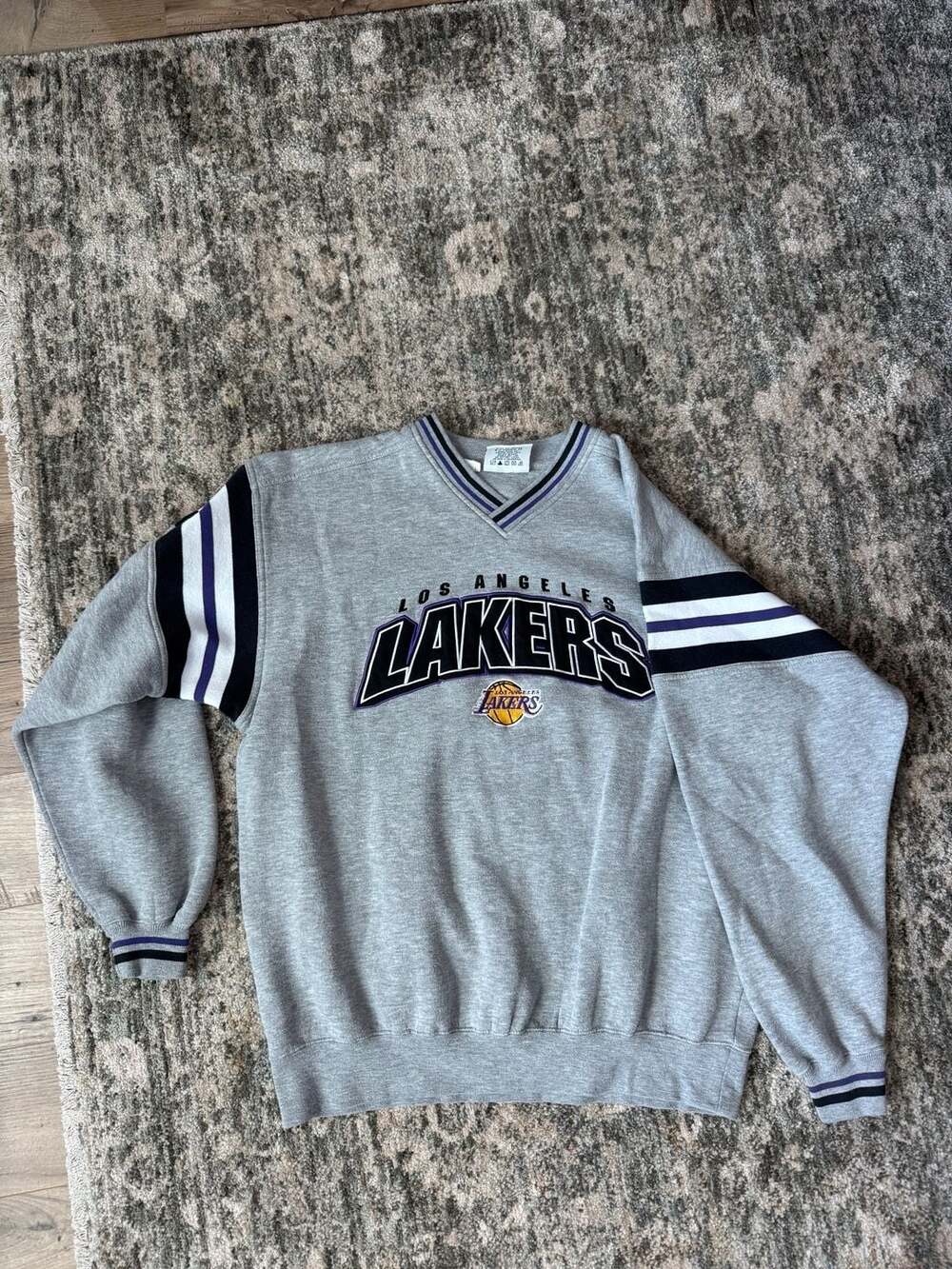 Lee Sport Los Angeles Lakers Crewneck Size L Gray V-Neck Sweatshirt